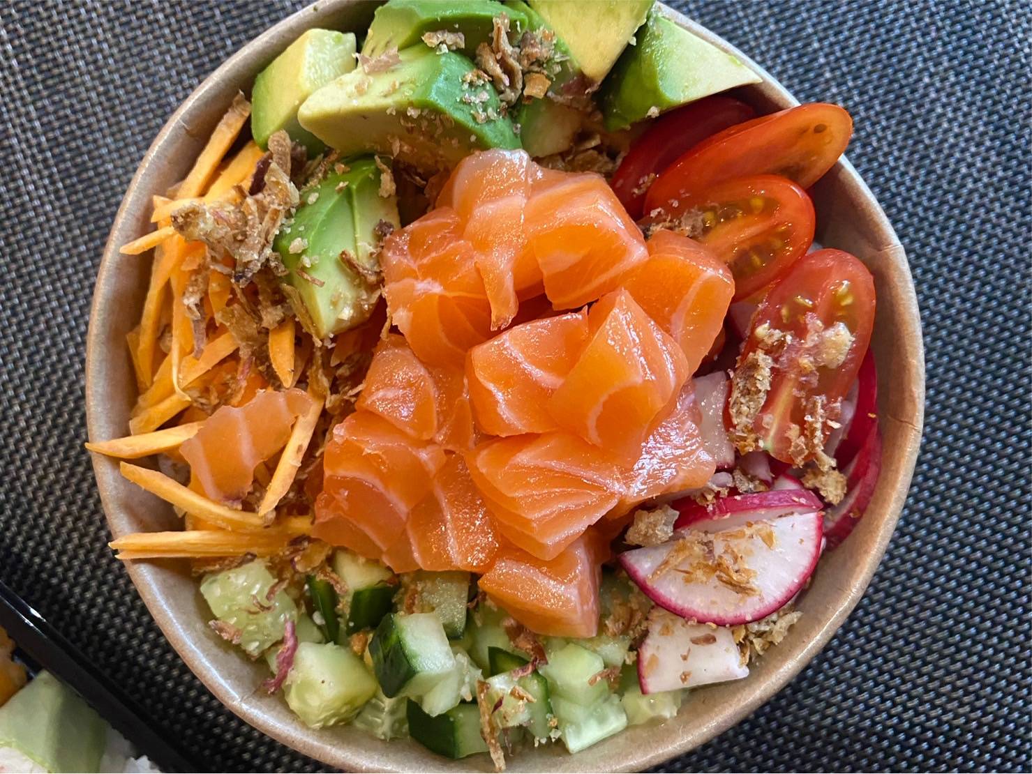 Poké bowl saumon et légumes