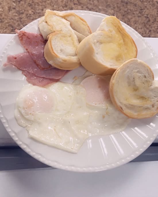 2 Huevos jamón y tostadas