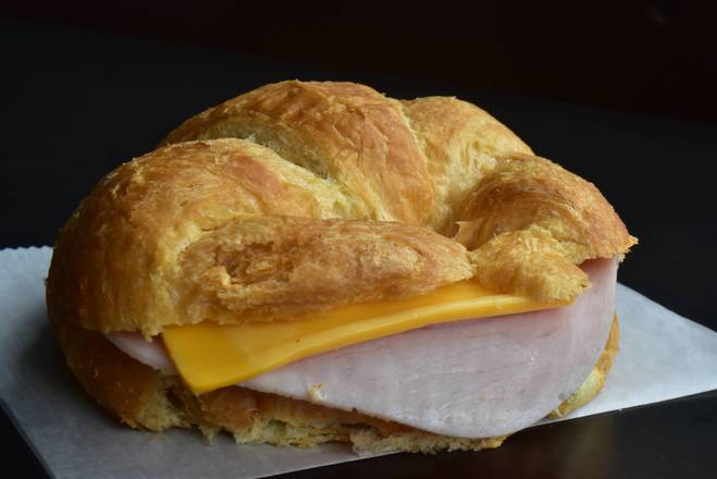Croissant con jamon y queso