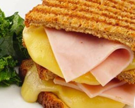 Sándwich crujiente de jamón de pechuga de pavo con queso