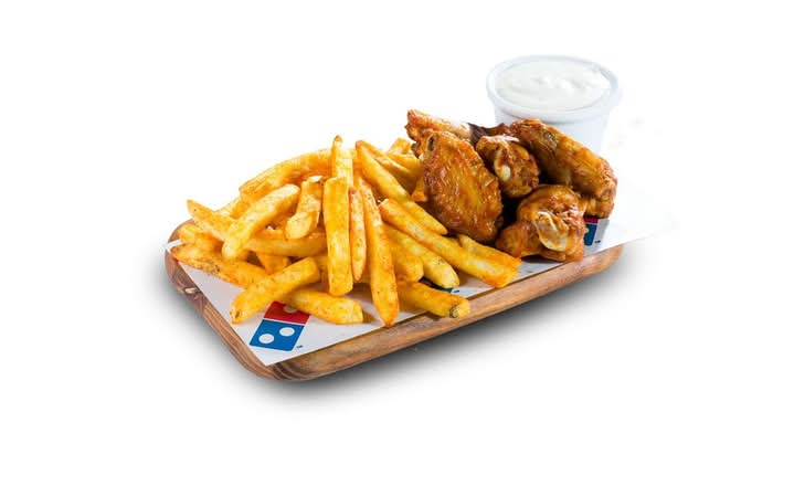 Wings Box z frytkami i sosem czosnkowym
