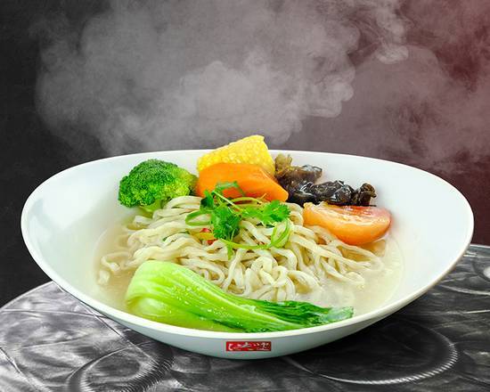 A13 Seasonal Vegetable with Noodle in Clear Beef Soup 青菜湯麵