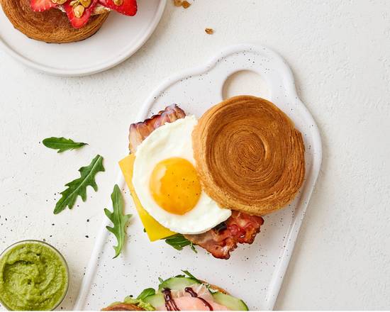 Roll Bacon, Cheddar e Ovo estrelado