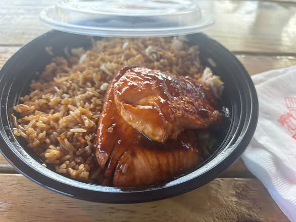 Arroz frito con salmon