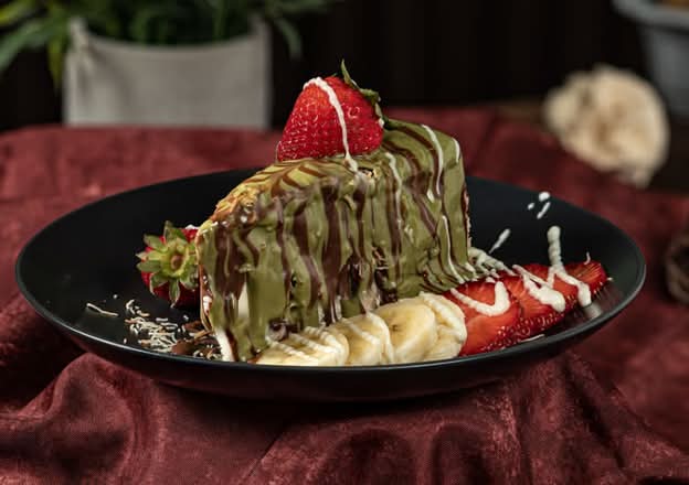 Strawberry Banana Dubai Chocolate Cheesecake