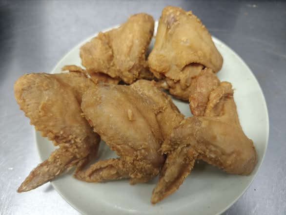 5 alas con papas ( 5 whole chicken wing with fries )