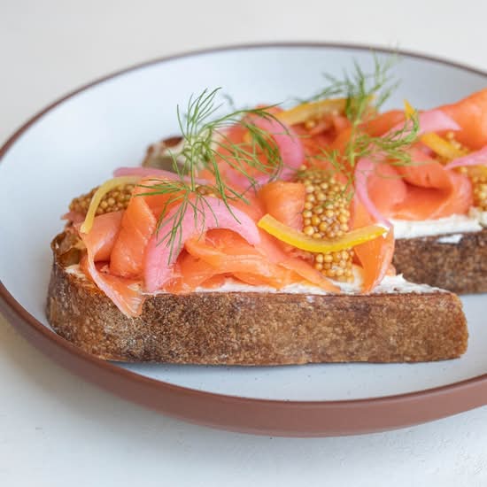 SMOKED SALMON TARTINE