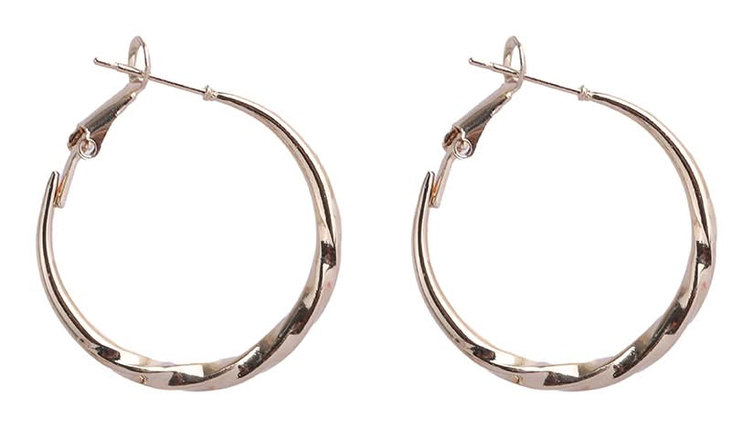 Miniso · Aretes tipo arracadas metálicos, dorado