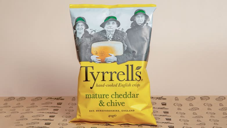 Tyrrells Mature Cheddar & Chives Crisps (40g)