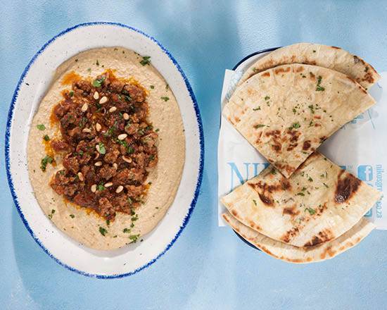 Hummus with spicy lamb