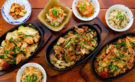 ホルモンとニンニク鉄板焼き 梅乃家