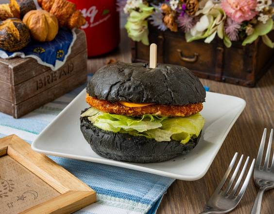 金蝦黑堡 Deep-Fried Shrimp Charcoal Burger