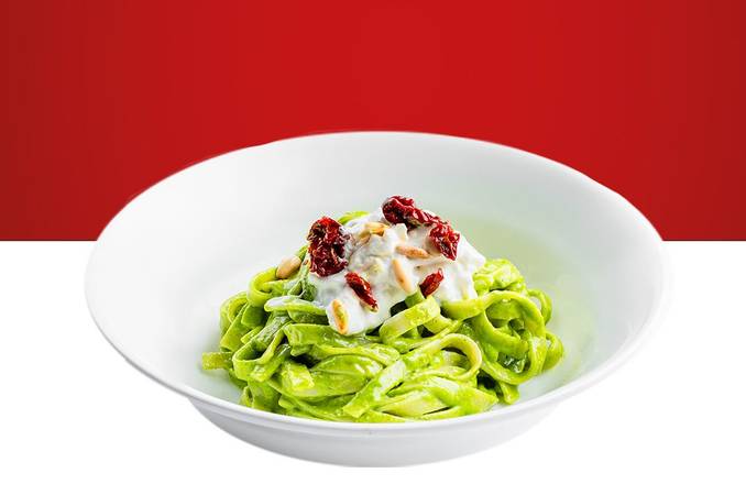 Fettuccine pesto pinoli e burrata