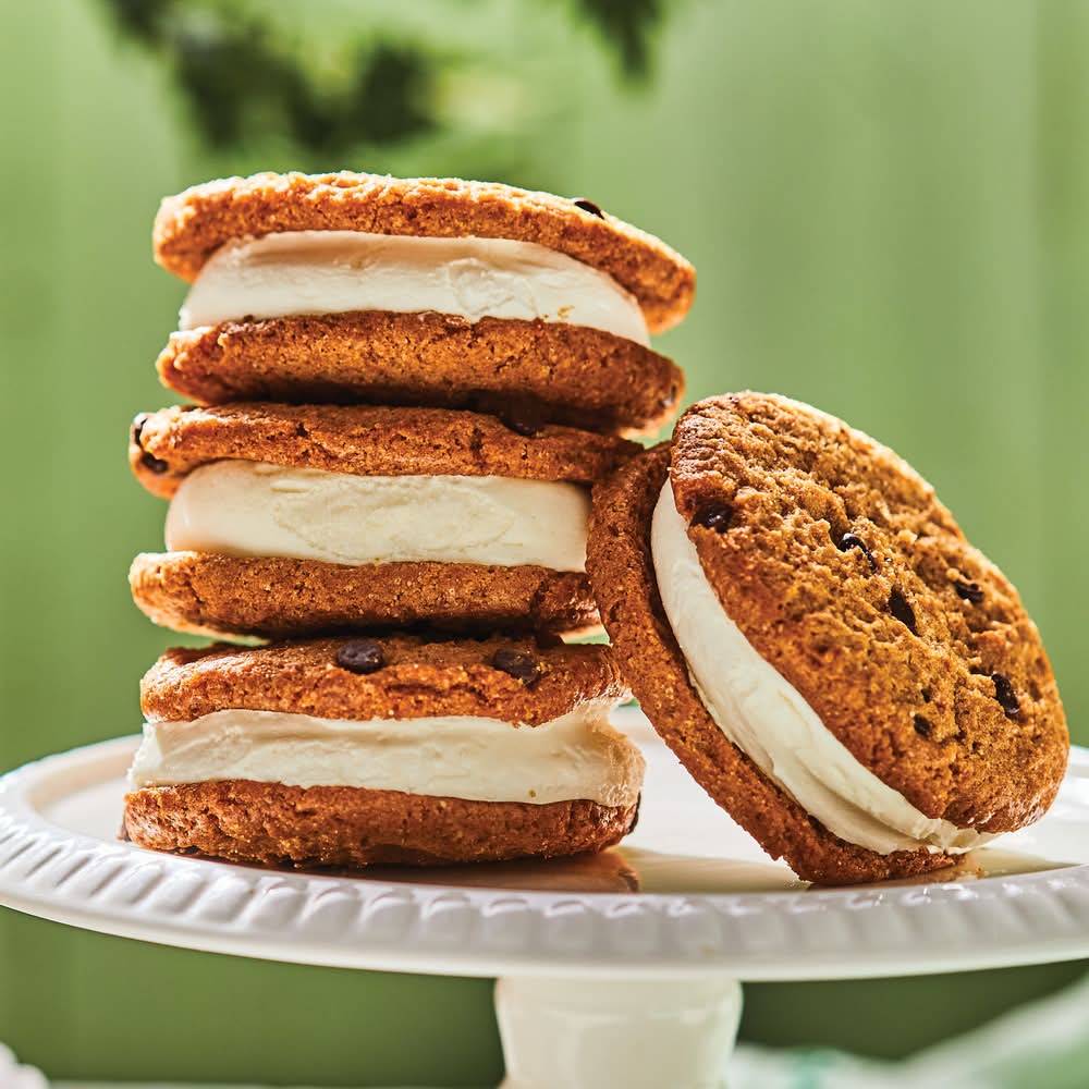 M&M Food Market Chocolate Chip Cookie Ice Cream Sandwiches (600 ml)