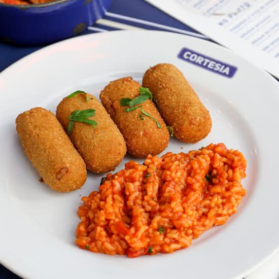 Croquetes com arroz de tomate