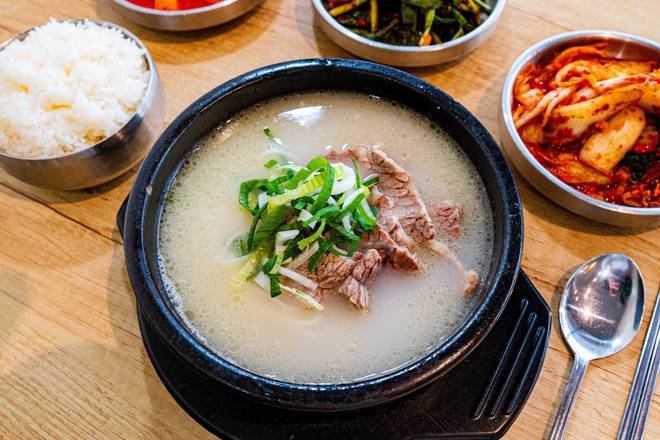 2. 차돌 설렁탕 / Ox Bone Soup with Beef Brisket