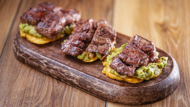 Montadito toston con churrasco(toston with guacamole and skirt steak)