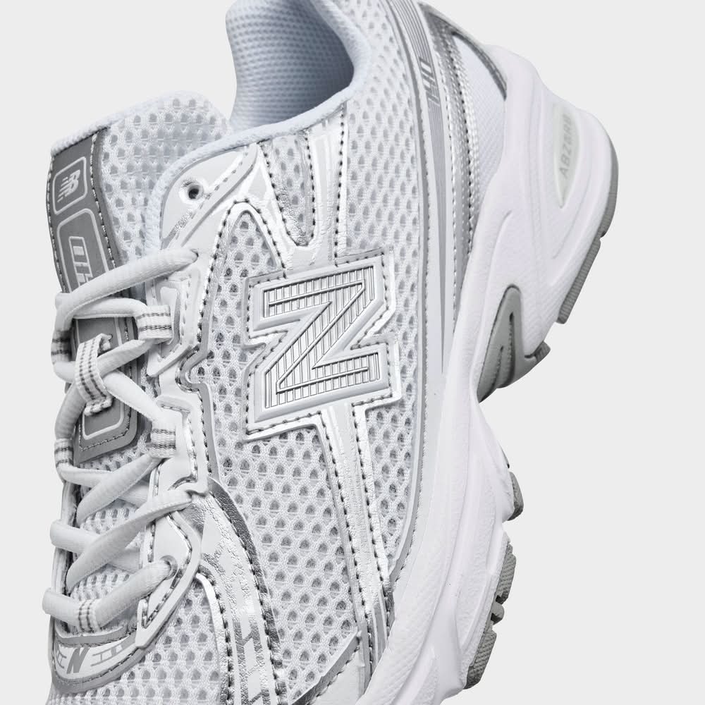 カルロス・アルハラス Clean, crisp, and iconic. New Balance 740 White Silver is a