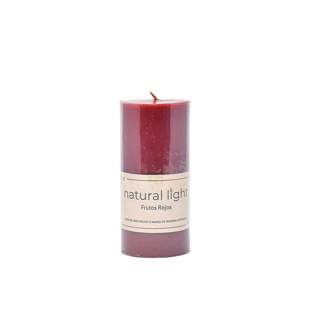 Vela pilar Natural Light™ aroma frutos rojos de 12.49 cm color vino