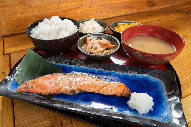 【定食】銀鮭の西京漬け焼き定食 [Set Meal] Saikyo Marinated Grilled Coho Salmon Set Meal