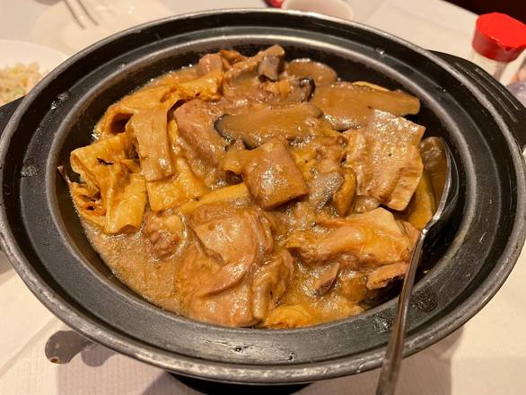 竹枝羊腩煲 Stewed Lamb Brisket with Dry Bean Curd in Hot Pot