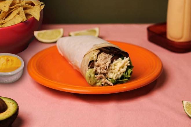 Burrito Pollo Mechado y Nachos con Cheddar