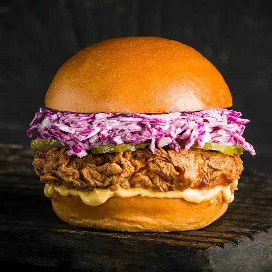 🔥🍗 Crunchy Chicken Coleslaw Burger