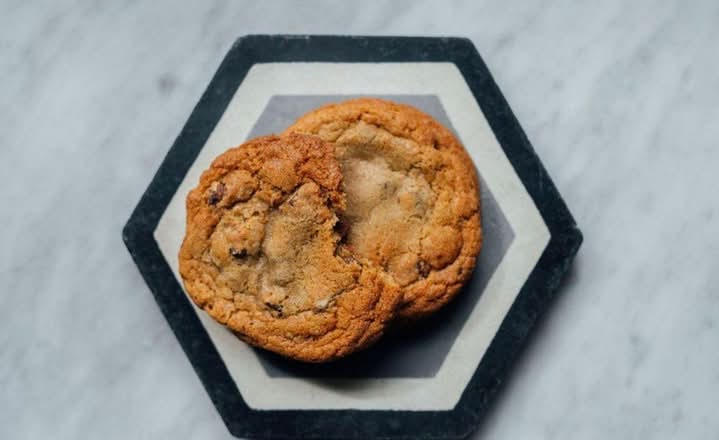 BISCUIT AUX PÉPITES DE CHOCOLAT // CHOCOLATE CHIP COOKIE