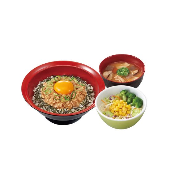 旨だしとりそぼろ丼 とん汁サラダゼットDashi-Flavored Minced Chicken Rice Bowl with Raw Egg, Pork Miso Soup & Salad