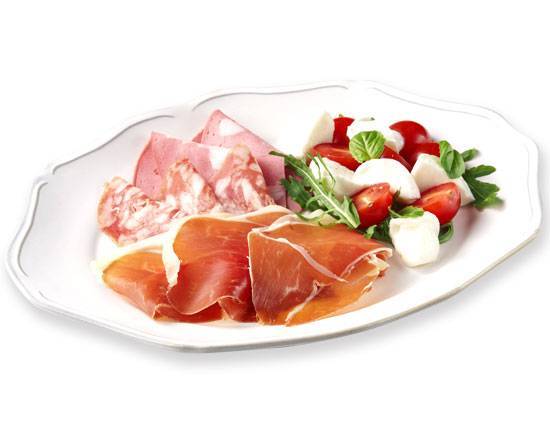 ハムとサラミ、カプレーゼの盛り合わせ Assorted ham, salami and caprese