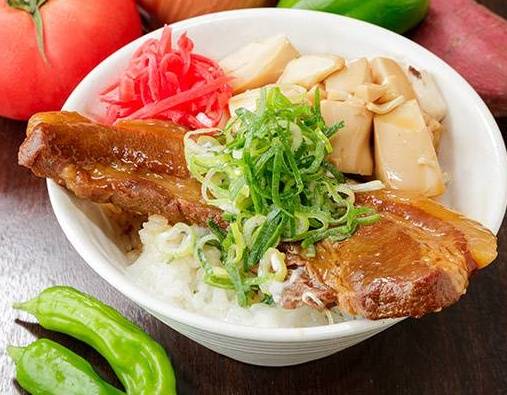 【肉汁染み込み豆腐と紅生姜】おふくろの角煮丼