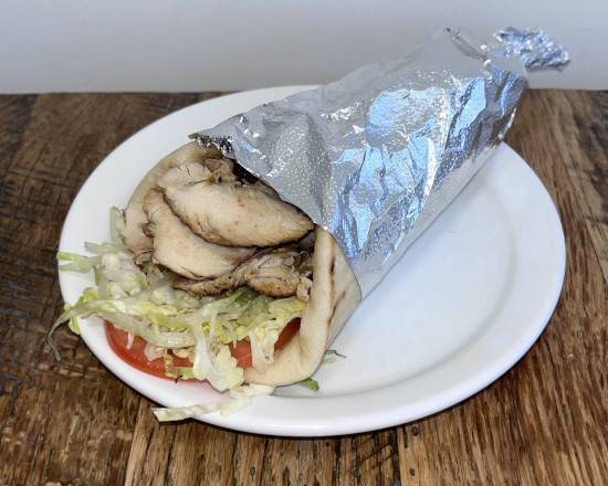 Sandwich pita yero au poulet classique / Classic Chicken Yero Pita Sandwich