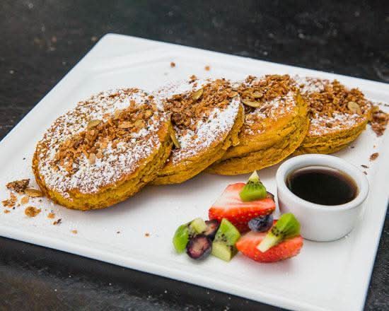 Coco Pumpkin Pancakes con Frutas y Crema Batida