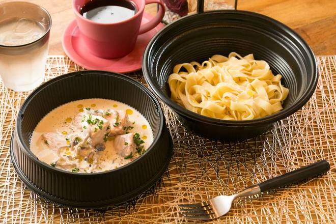 厚切りサーモンとキノコのクリームソース　フェットチーネ(生パスタ）