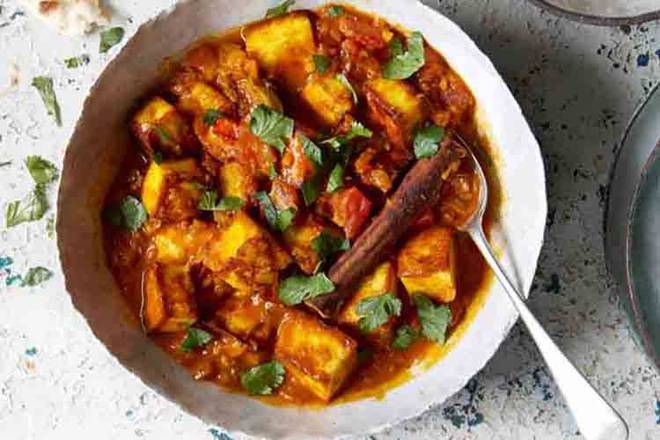 COMBO MEAL 2. Our Signature Veg and Paneer Curry With Fluffy Basmati Rice, Butter Naan and Milktart Samoosas