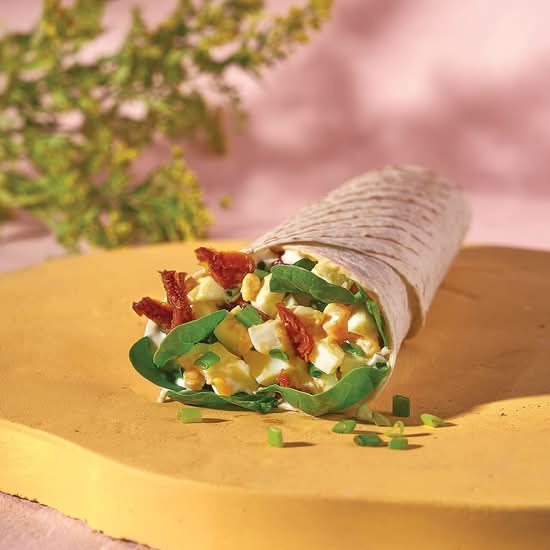 WRAP Z KURCZAKIEM, SEREM, SZPINAKIEM I POMIDORKAMI.