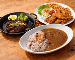 牛すじカレーが人気の本格カフェ｜Amistand202
