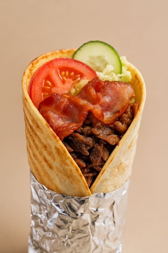 DUŻA Tortilla z grillowanym boczkiem, mięsem i surówką
