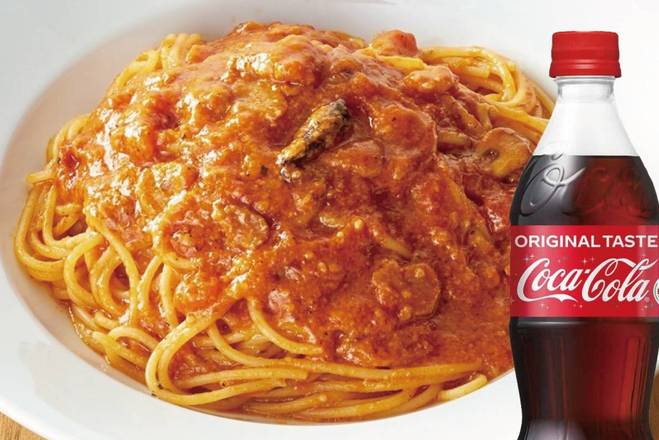コカ・コーラ付きトマトとニンニクのスパゲティ