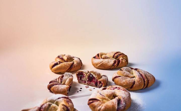 Blackberry & White Chocolate Bun