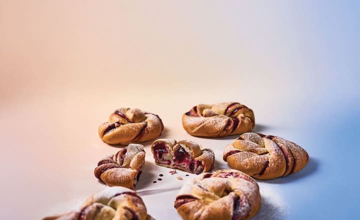 Blackberry & White Chocolate Bun