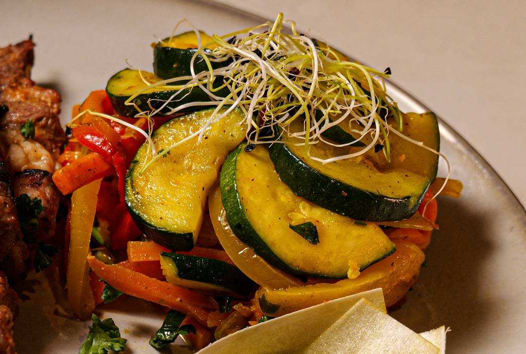 Légumes Sautés au Curcuma et Herbes Fraîches