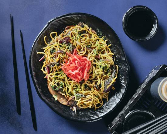Yasaï Yakisoba 🥡🌱 - Nouilles sautées artisanales aux légumes et champignon Portobellos grillé