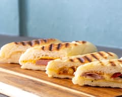 焼きたてパニーニとひんやりスイーツのお店FLUFFY