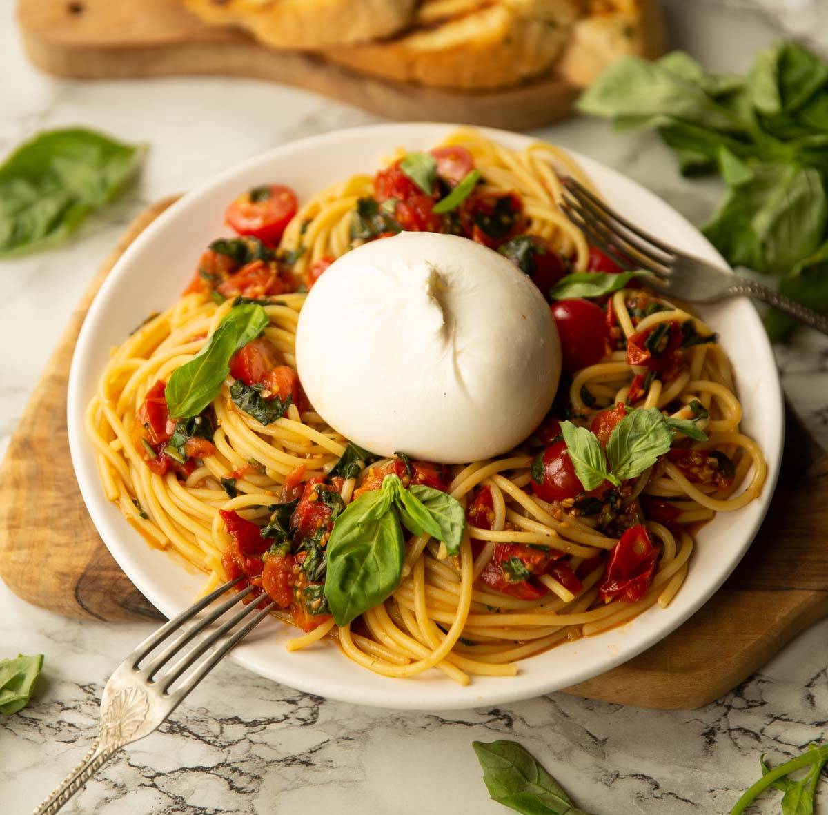 Pasta tomate basilic mozzarella buratta
