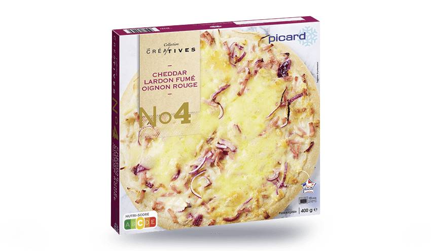 Pizza cheddar, lardon fumé, oignon rouge