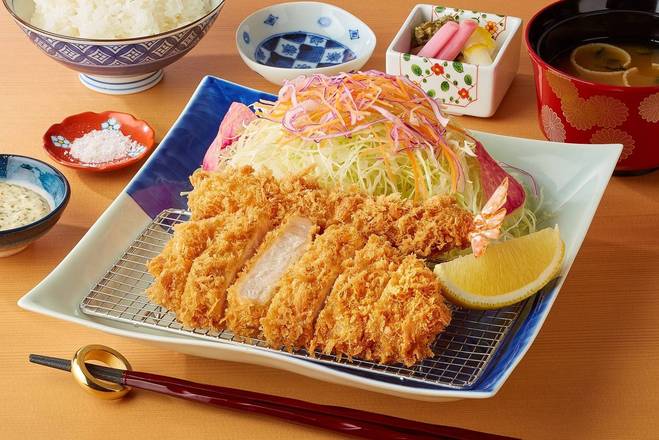 熟成三元豚ロースかつ 弁当 110g ・大海老フライ 弁当 Sangen Pork Lion Cutlet (110g)＋ Large Fried Prawn Bento Box