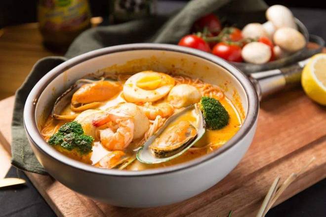 A8. Seafood Tom Yum Kung Rice Noodle海鲜冬阴功米线