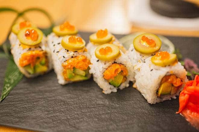 spicy salmon roll (8pcs)
