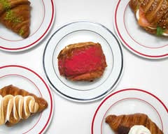 tobi. Croissants und Kaffee